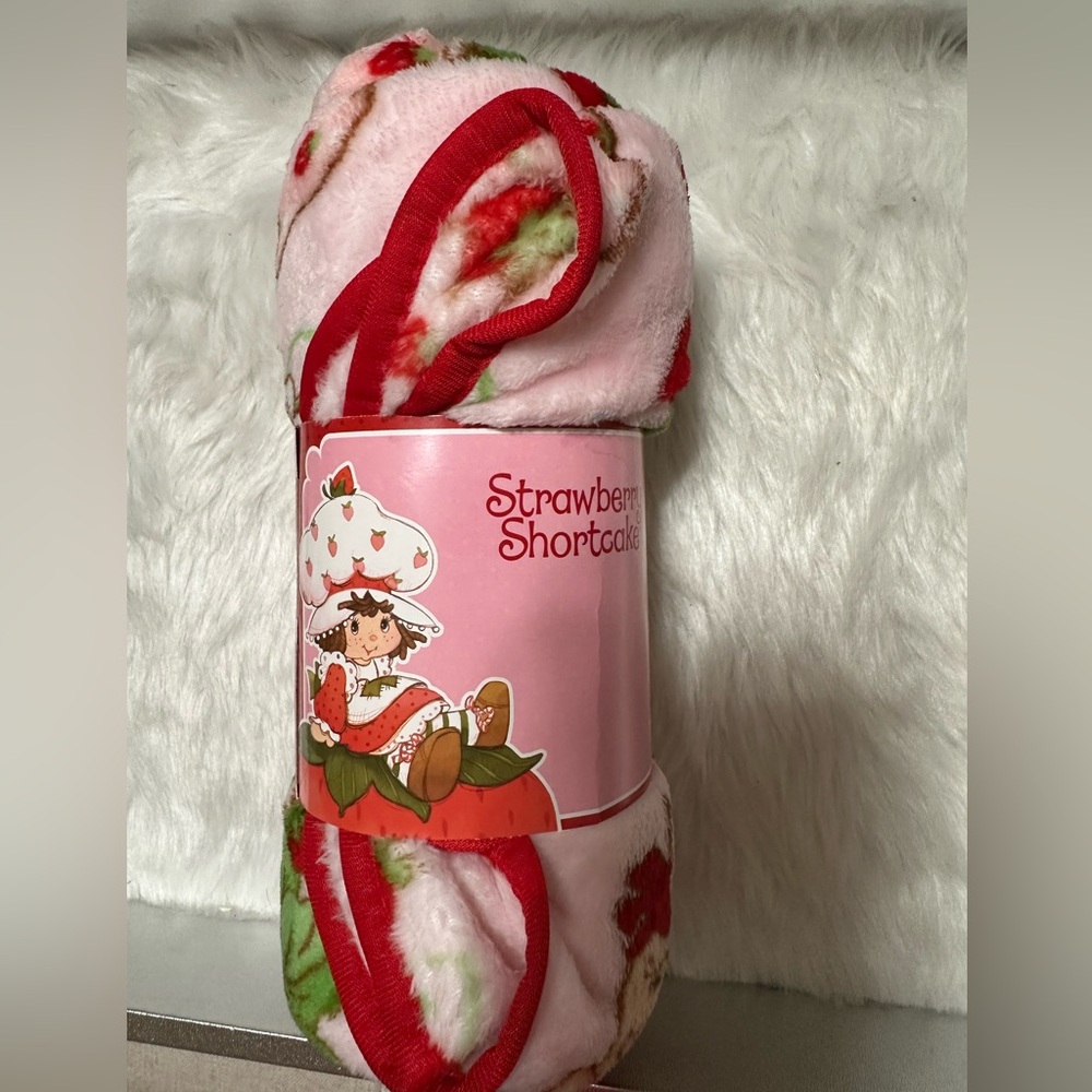 🍓NWT strawberry shortcake Travel Blanket 🍓